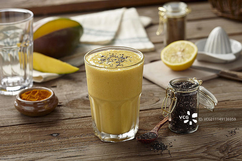 姜黄芒果奇亚籽奶昔图片素材