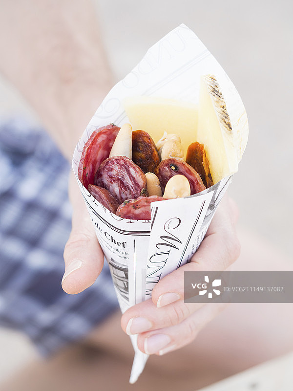 拉曼查省的曼彻格奶酪和各种萨拉米香肠小吃图片素材