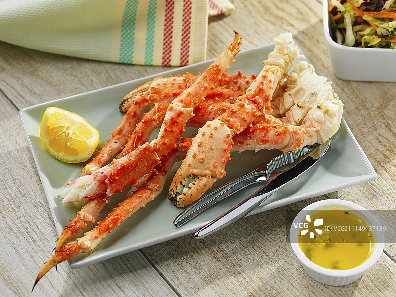 配黄油和柠檬的蟹腿图片素材