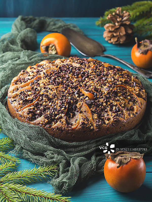 柿子全麦蛋糕，顶部撒有生可可豆和核桃图片素材