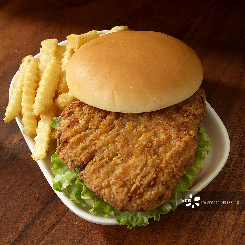 炸鸡三明治配生菜和炸薯条图片素材