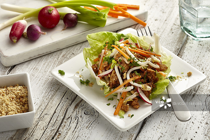 蜂蜜花生鸡肉生菜杯图片素材