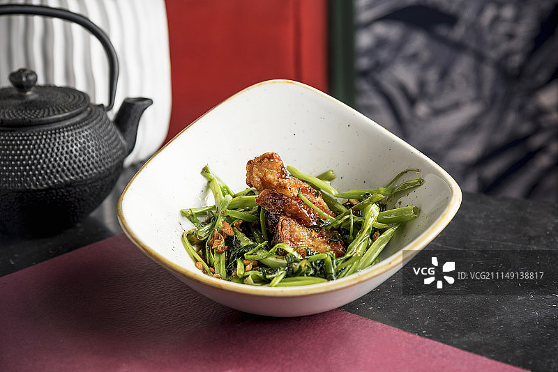 菲律宾风味空心菜，配蚝油蒜蓉和脆皮烤猪肉图片素材