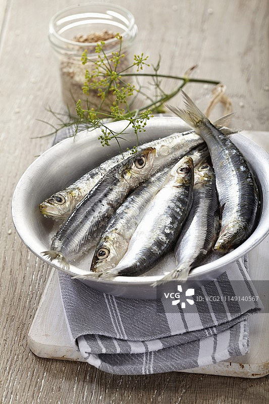 一碗新鲜的沙丁鱼图片素材