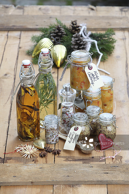 自制圣诞礼物：牛肝菌和百里香盐、龙蒿醋、牛肝菌油、橙子蔓越莓芥末及南瓜苹果酸辣酱图片素材