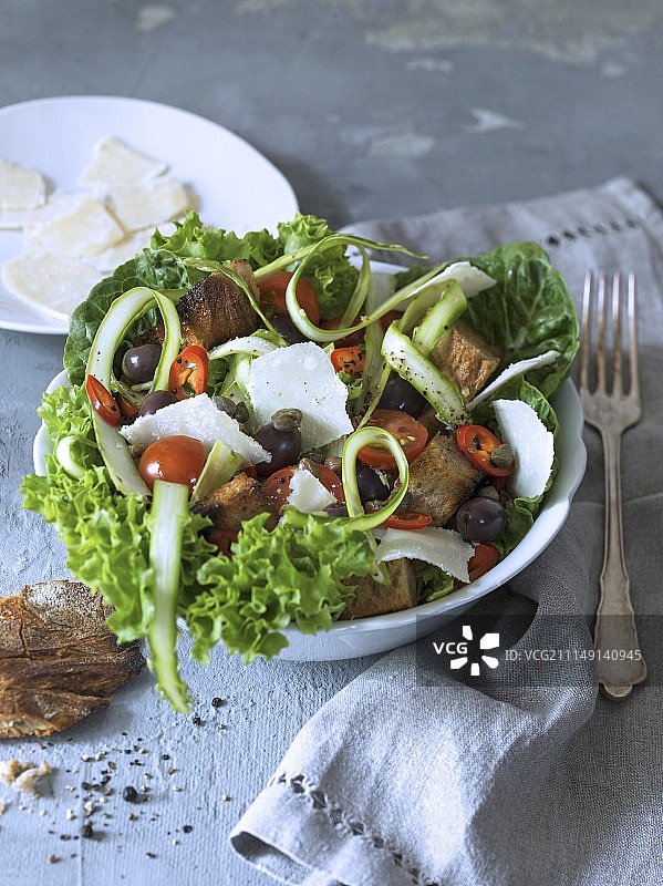 芦笋刺山柑面包沙拉图片素材