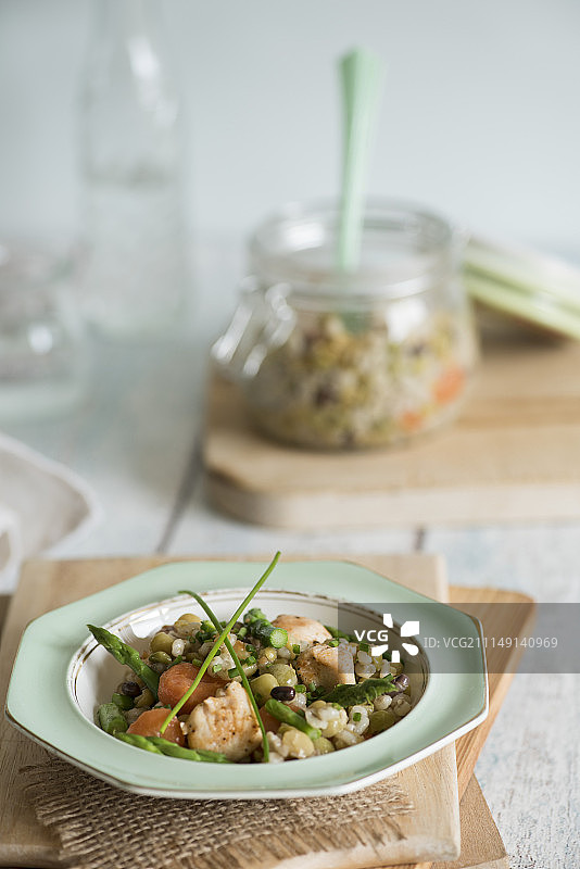 鸡肉珍珠麦芦笋烩饭图片素材