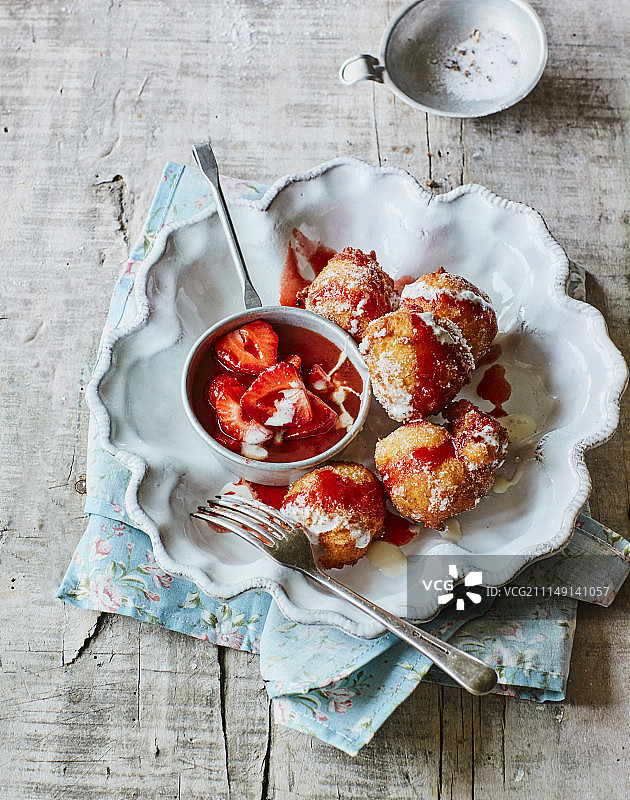 意大利乳清干酪甜甜圈配焦糖草莓和豆蔻糖图片素材