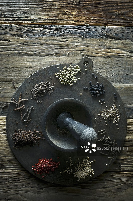 圆形金属盘上的各种胡椒图片素材