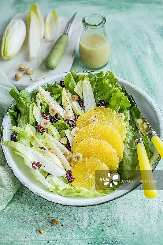 菊苣生菜、橙子、坚果和蔓越莓图片素材