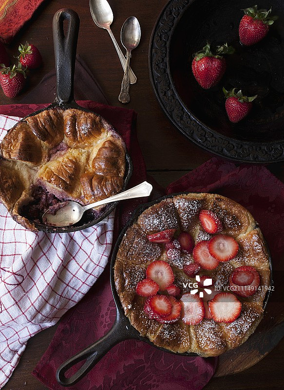 草莓糖霜烤面包布丁图片素材