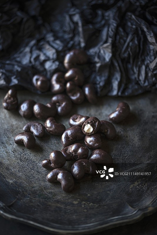 黑巧克力裹腰果纯素零食图片素材