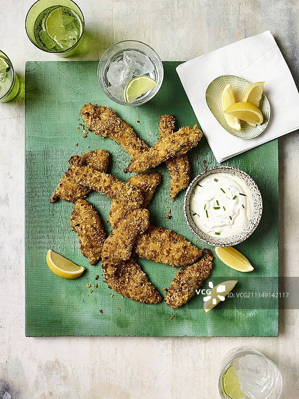 搭配韭菜蘸酱的面包糠鸡柳图片素材