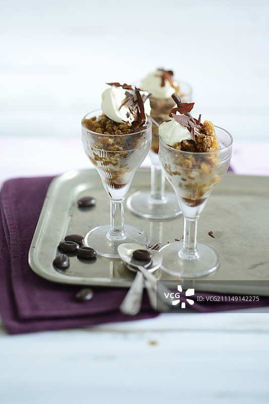 意式浓缩冰沙配巧克力碎图片素材