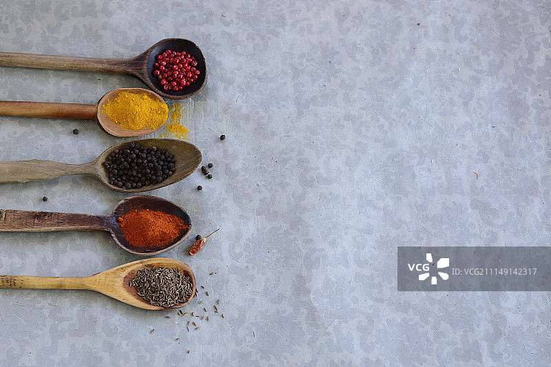 木勺上的各种香料图片素材