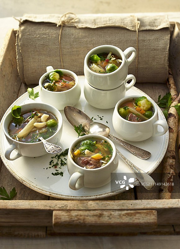 蔬菜牛肉冬季汤图片素材