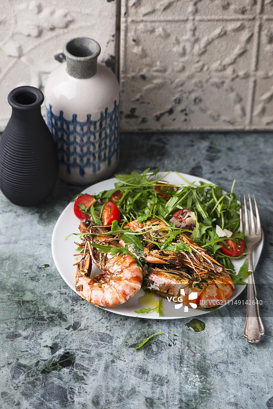 炸虾配芝麻菜沙拉图片素材