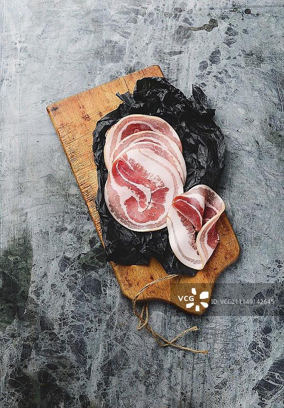 木板上的意大利腌肉切片图片素材