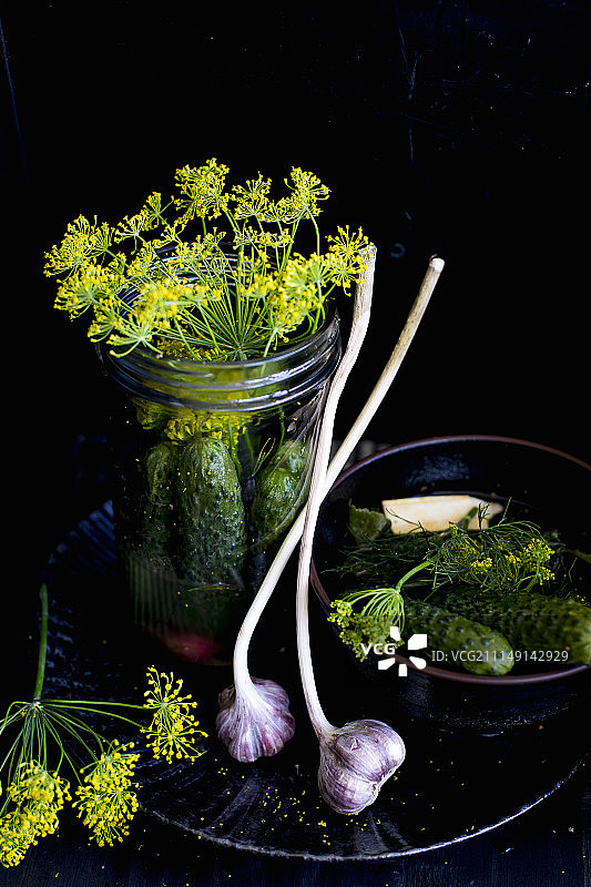 腌制小黄瓜的食材：小黄瓜、莳萝和大蒜图片素材