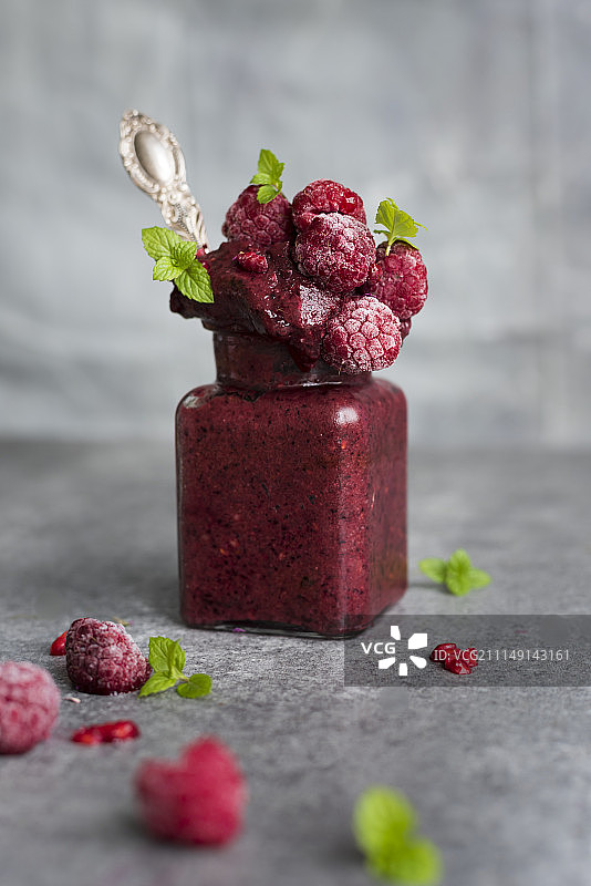 冷冻冰沙果汁，配有覆盆子、腰果奶和阿萨伊浆果图片素材