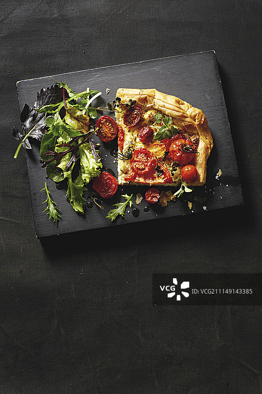 配沙拉的番茄奶酪馅饼图片素材
