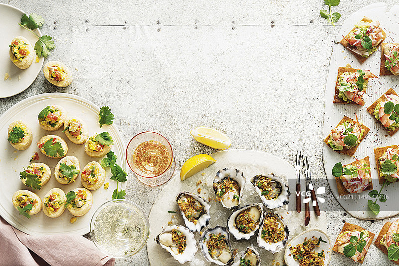 各种派对小吃（鸡肉酥盒、鲜虾皮塔饼、辣椒薄荷牡蛎）图片素材