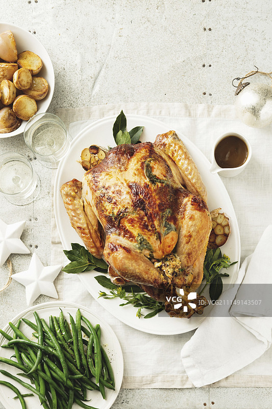 烤火鸡配培根和龙蒿馅料，圣诞节图片素材