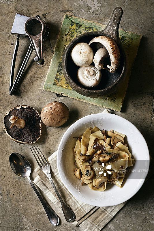 帕帕德莱意面配蘑菇图片素材