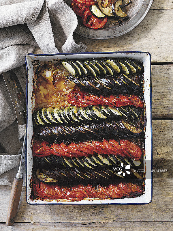 烤箱烘烤的法式烩蔬菜图片素材