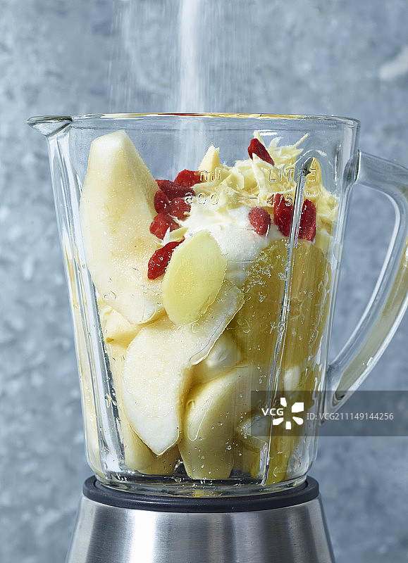 梨和巧克力奶油搅拌机食材图片素材