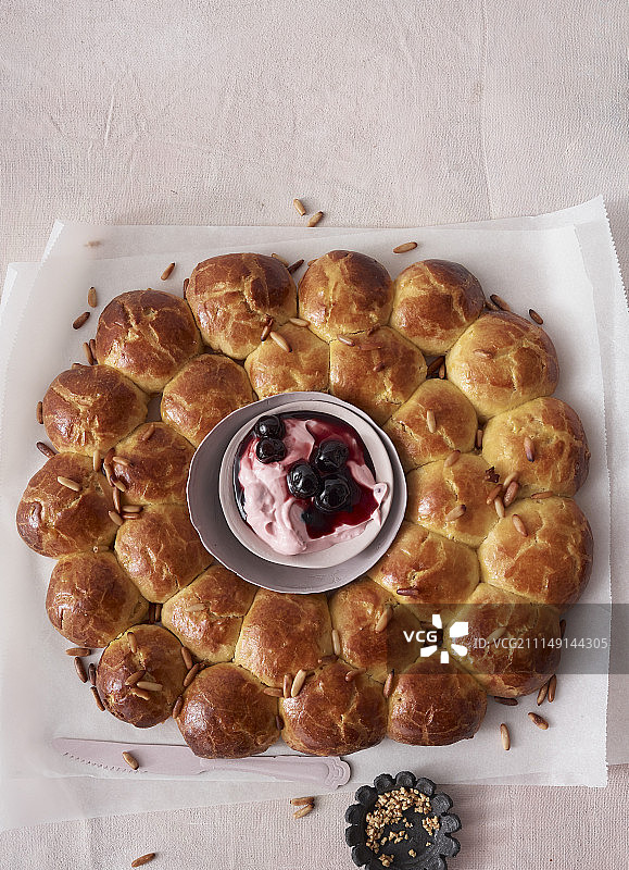 橙子和松子奶油圆环面包，配阿玛雷娜夸克图片素材