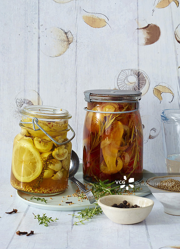 焦糖醋腌牛肝菌与香草葡萄酒腌蘑菇图片素材