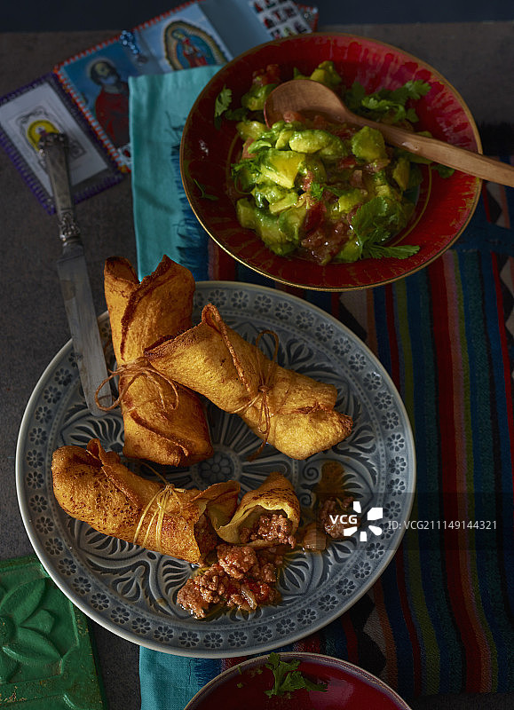 墨西哥风味奇米昌加配番茄鳄梨酱图片素材