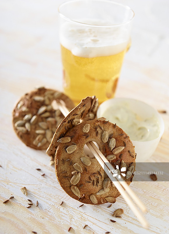 葵花籽黑麦饼干配奶酪蘸酱图片素材