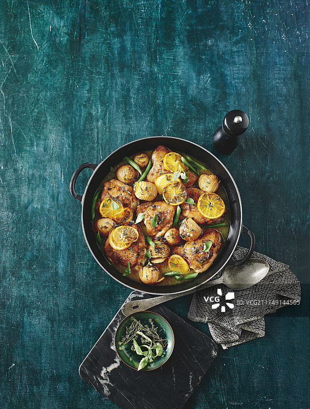 一锅柠檬鸡肉土豆烘烤图片素材