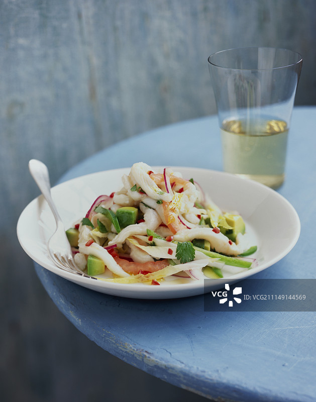 柠檬鲽鱼和鳄梨腌海鲜图片素材