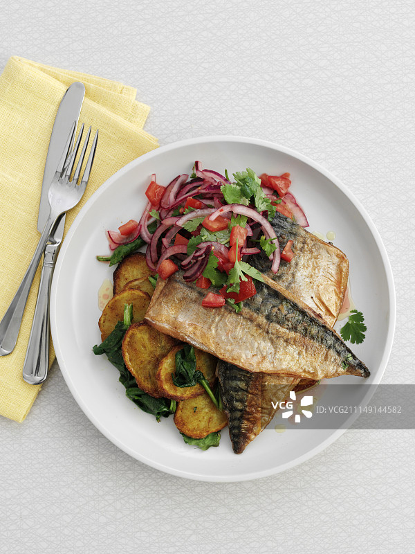 鲭鱼配炸土豆和沙拉图片素材