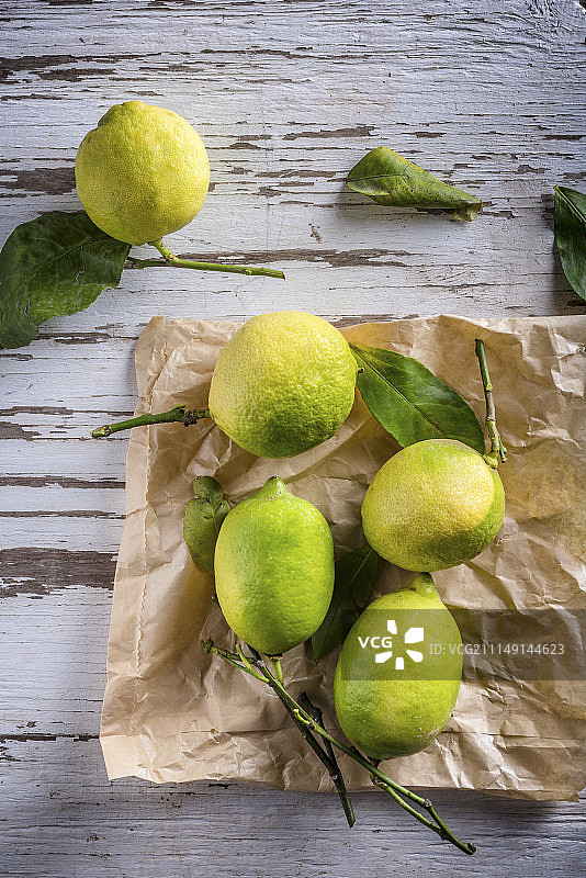 牛皮纸袋上的柠檬图片素材