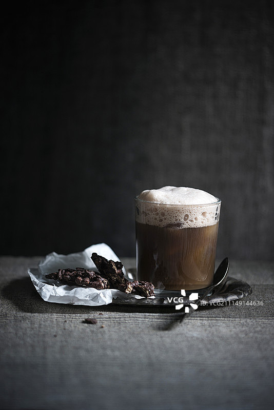 巧克力豆奶泡沫冰咖啡配黑巧克力和爆米燕麦图片素材
