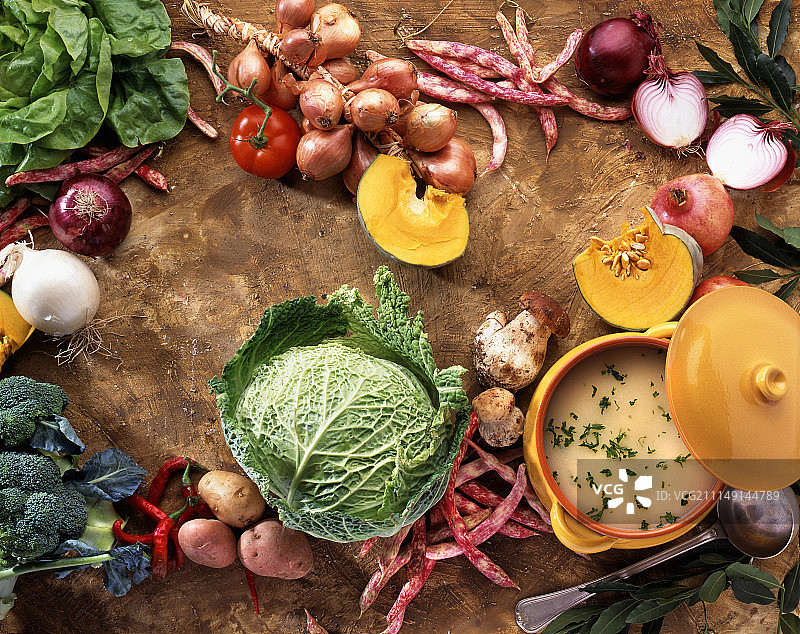 蔬菜汤，新鲜蔬菜和蘑菇图片素材