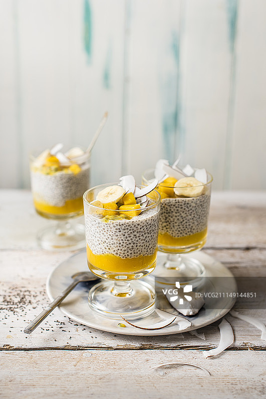 杯装椰子芒果奇亚籽布丁图片素材