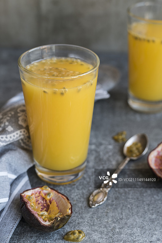 鲜榨苹果百香果汁图片素材