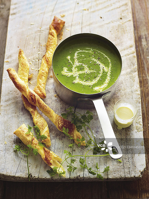 搭配帕尔马干酪糕点的青豆芦笋汤图片素材