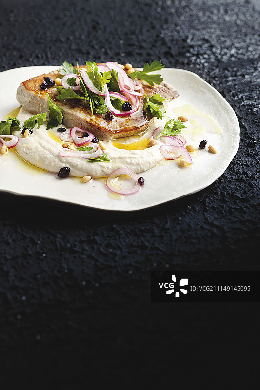 配白豆泥、醋栗和松子沙拉的金枪鱼牛排图片素材