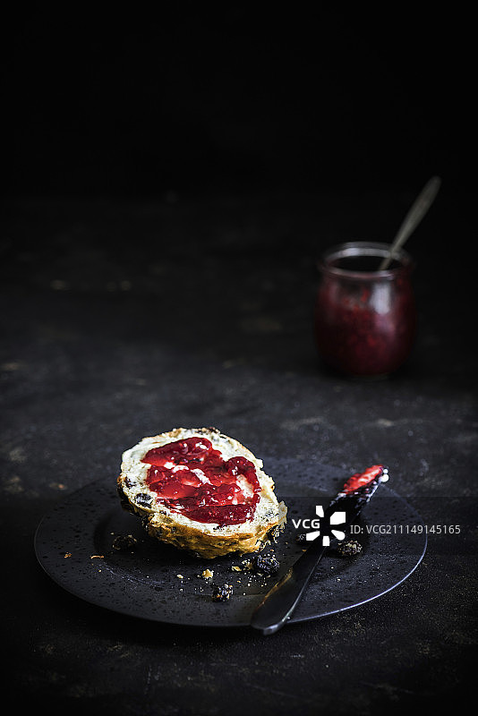 奶油奶酪和覆盆子酱葡萄干面包图片素材