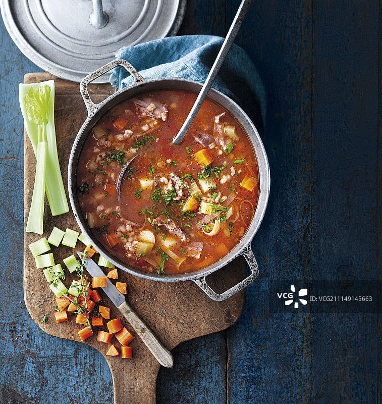 羊肉大麦蔬菜汤图片素材