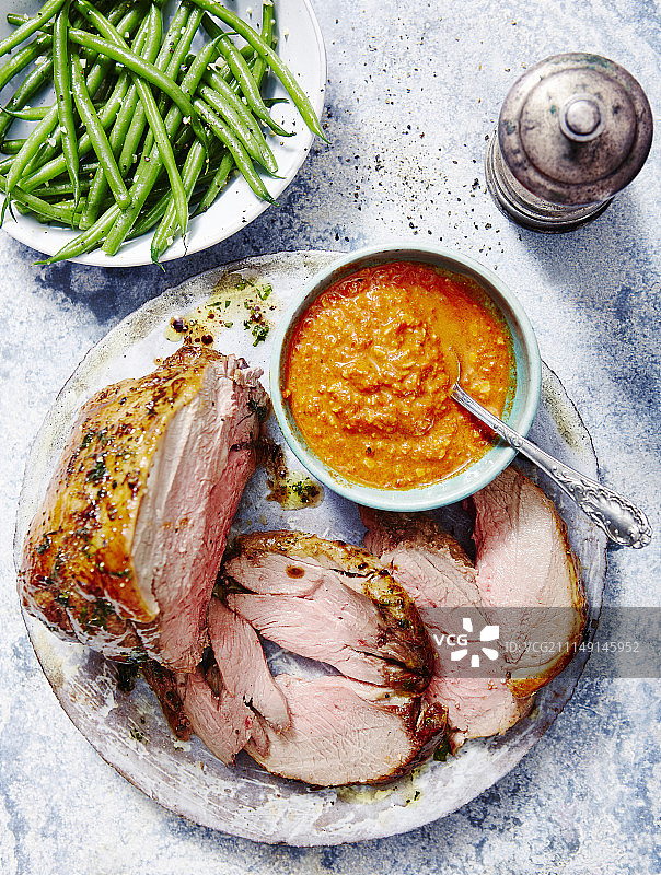 烤羊肉配罗梅斯科酱和大蒜青豆图片素材