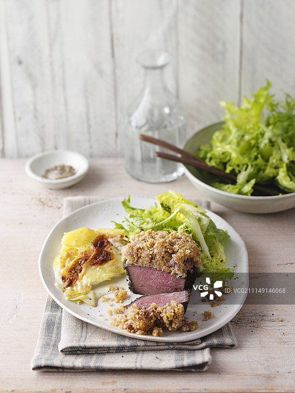 核桃皮牛肉里脊配土豆泥和绿色沙拉图片素材