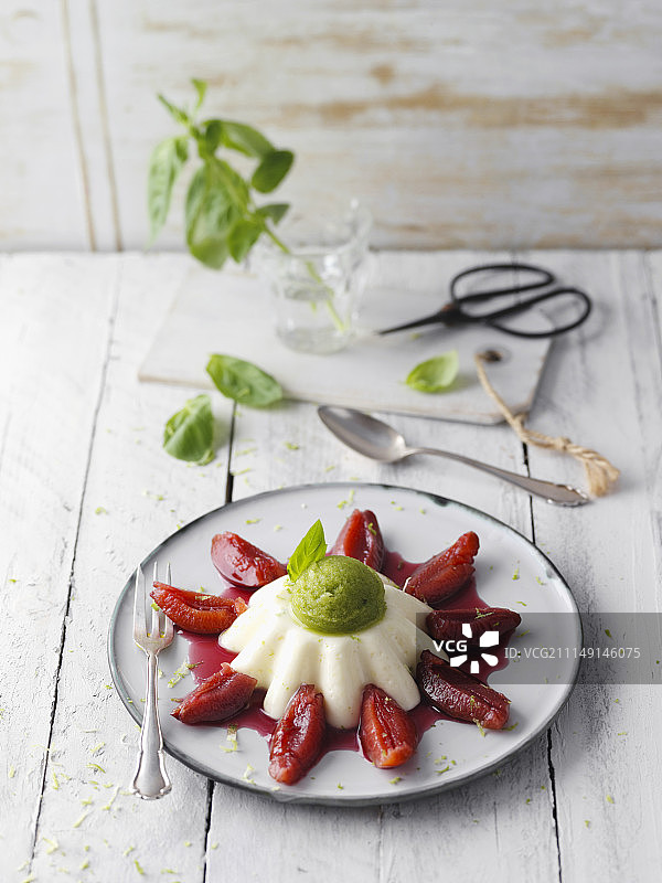 李子配白脱牛奶慕斯和柠檬罗勒冰糕图片素材