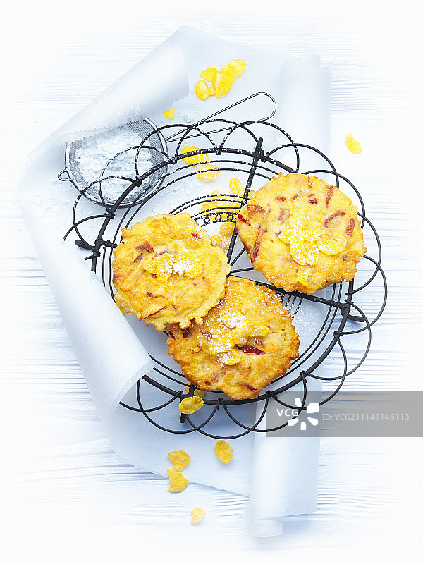 金属架上的苹果煎饼图片素材